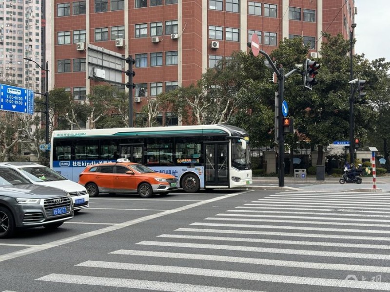 变道变道变道！上海市中心：这条公交左转，为何上演“极速三连跨”？